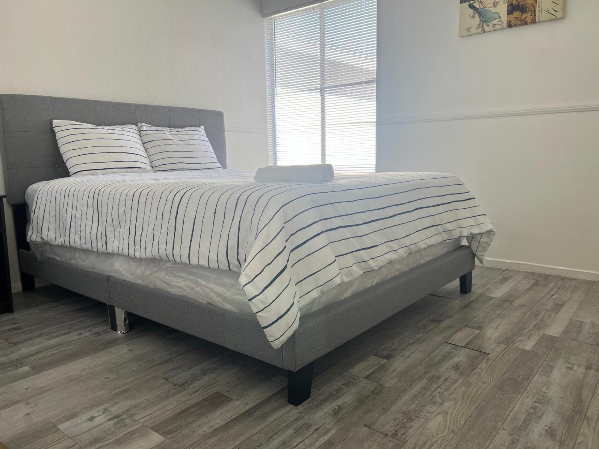 Super 1 Bedroom, Share Bathroom, Kitchen -2 * Las Vegas